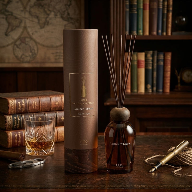 Profumatore Opal Leather Tobacco ambientato in una libreria