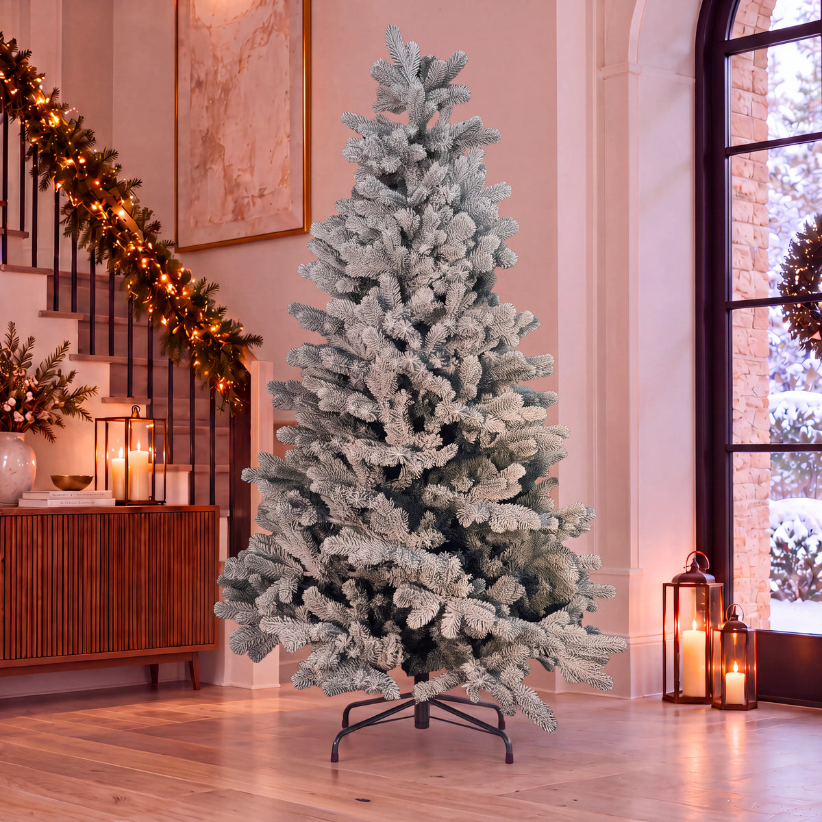 Abete Classico Elite PE mix, Elegante Albero di Natale Innevato, ambientato in salotto – addobbi natalizi eleganti Merry Worlds, foto 2