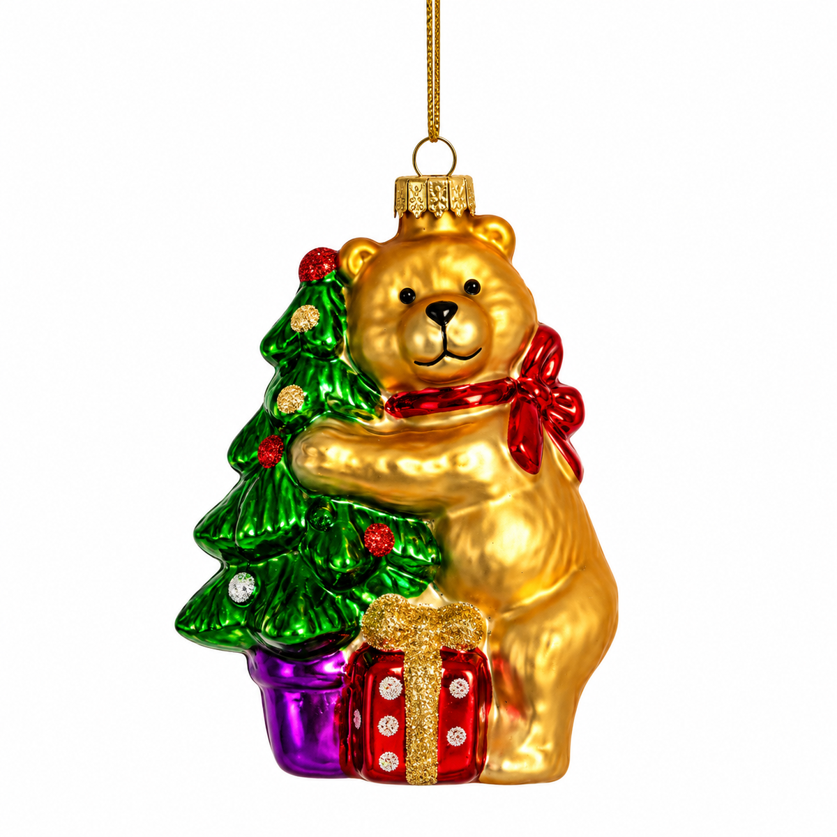 Decorazione per albero di Natale in vetro da 10 cm: orsetto dorato con fiocco rosso che abbraccia un abete decorato accanto a un regalo – Merry Worlds