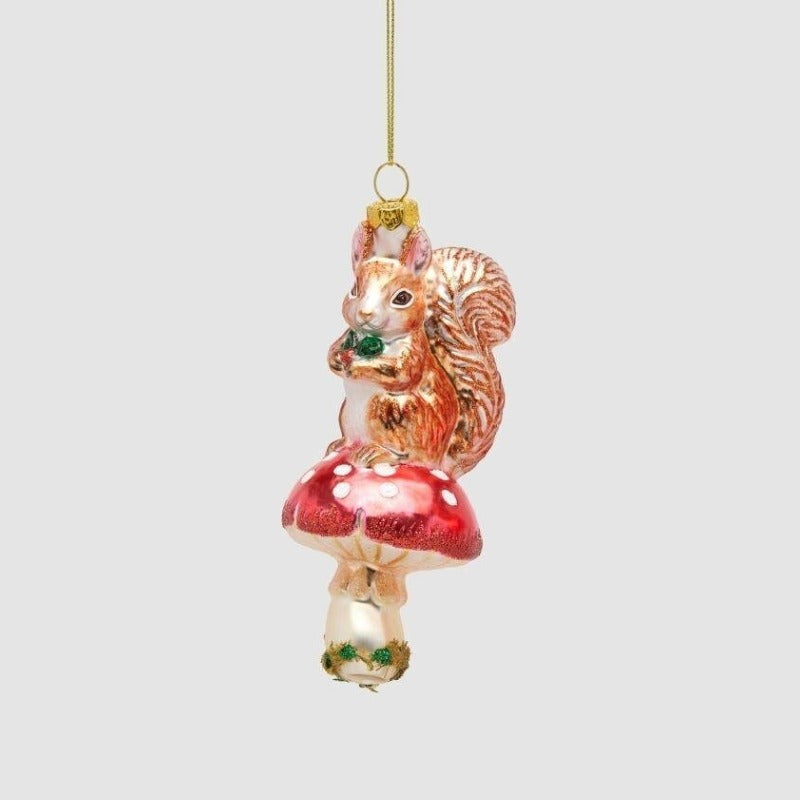 Decorazione natalizia in vetro scoiattolo seduto su fungo rosso a pois, 13 cm