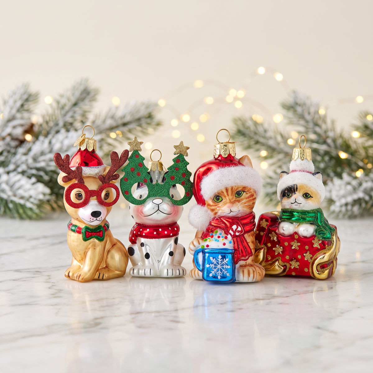 Cagnolini e gattini di Natale in vetro su marmo avorio, decorazioni per l’albero Merry Worlds.