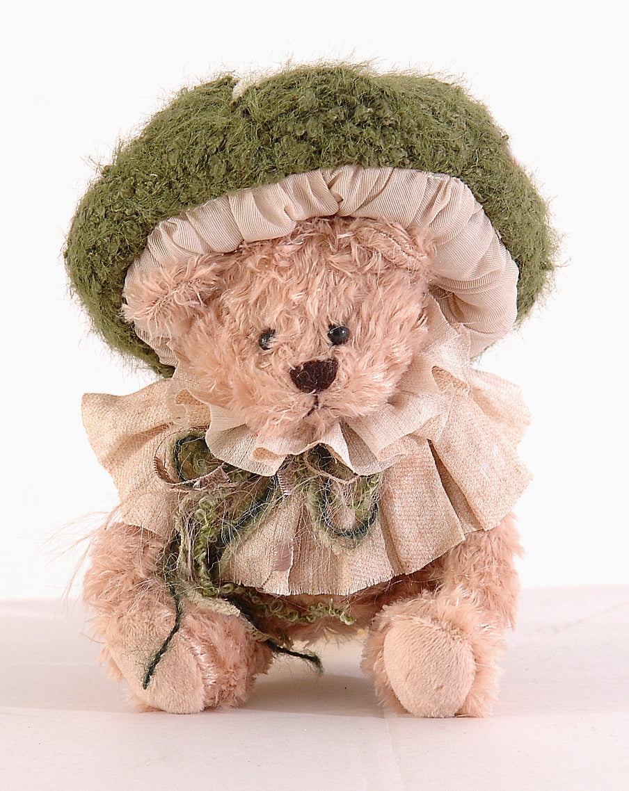 Orsetto natalizio in peluche beige con cappello a fungo verde, 20 cm – addobbi natalizi eleganti Merry Worlds