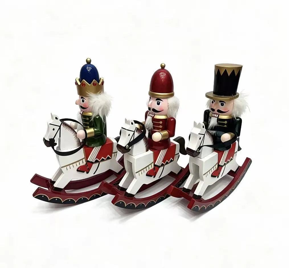 Schiaccianoci in legno su cavallo a dondolo, 28 cm – schiaccianoci in legno natalizi Merry Worlds